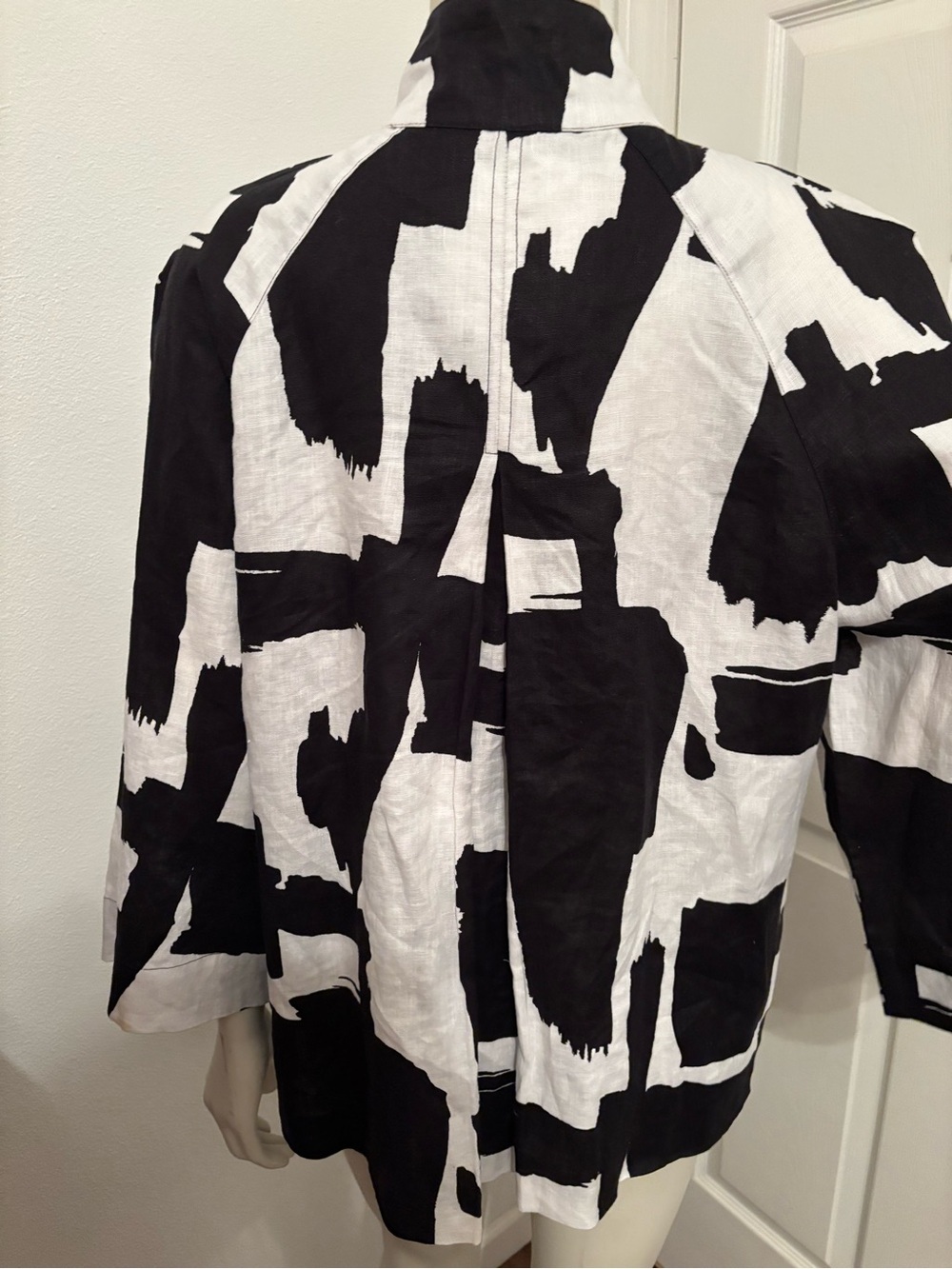 Grace Black and White Abstract Print short Blazer linen jacket 6 - Picture 3 of 7
